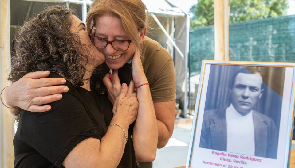 STØTTENDE: Rogelia Beltrán Pérez har fått et nært forhold til dem som jobber i massegraven. Hjelpearbeider Concha González deler ut en varm klem. STØTTENDE: Rogelia Beltrán Pérez har fått et nært forhold til dem som jobber i massegraven. Hjelpearbeider Concha González deler ut en varm klem.