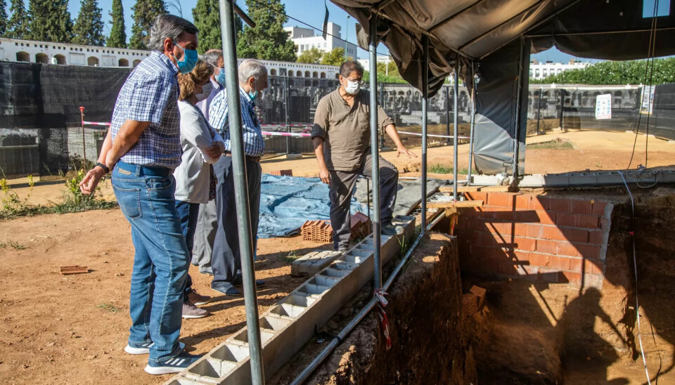 FRI TILGANG: Mange slektninger besøker utgravingen. De kan komme når de vil. FRI TILGANG: Mange slektninger besøker utgravingen. De kan komme når de vil.