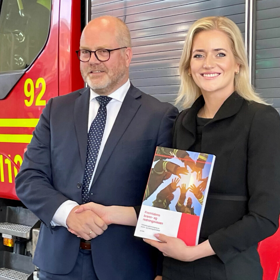 BUNKE MED RÅD: Johan Marius Ly fra DSB ledet arbeidsgruppa og overleverte den ferdige rapporten til justis- og beredskapsminister Emilie Enger Mehl fredag. BUNKE MED RÅD: Johan Marius Ly fra DSB ledet arbeidsgruppa og overleverte den ferdige rapporten til justis- og beredskapsminister Emilie Enger Mehl fredag.