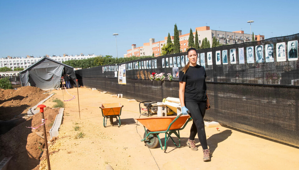 TØFT: Det gjør inntrykk å se hvor smertefullt det er for familiene som kommer hit, sier rettsantropolog Marina Cuevas. TØFT: Det gjør inntrykk å se hvor smertefullt det er for familiene som kommer hit, sier rettsantropolog Marina Cuevas.