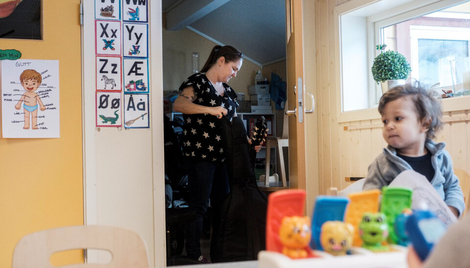 TA ANSVAR: Monica Hammernes organiserer samlingsstund med de minste barna på avdelingen hver dag. Det har hun selv tatt initiativ til. - Vi fagarbeidee må bli flinkere til å ta ansvar, mener hun. På bilde ser du også Cesar (1). TA ANSVAR: Monica Hammernes organiserer samlingsstund med de minste barna på avdelingen hver dag. Det har hun selv tatt initiativ til. - Vi fagarbeidee må bli flinkere til å ta ansvar, mener hun. På bilde ser du også Cesar (1).