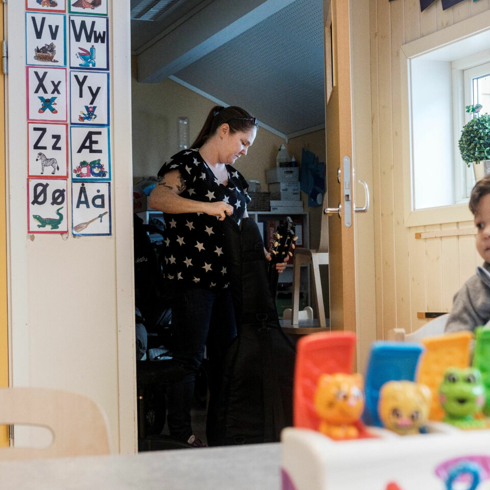 TA ANSVAR: Monica Hammernes organiserer samlingsstund med de minste barna på avdelingen hver dag. Det har hun selv tatt initiativ til. - Vi fagarbeidee må bli flinkere til å ta ansvar, mener hun. På bilde ser du også Cesar (1). TA ANSVAR: Monica Hammernes organiserer samlingsstund med de minste barna på avdelingen hver dag. Det har hun selv tatt initiativ til. - Vi fagarbeidee må bli flinkere til å ta ansvar, mener hun. På bilde ser du også Cesar (1).