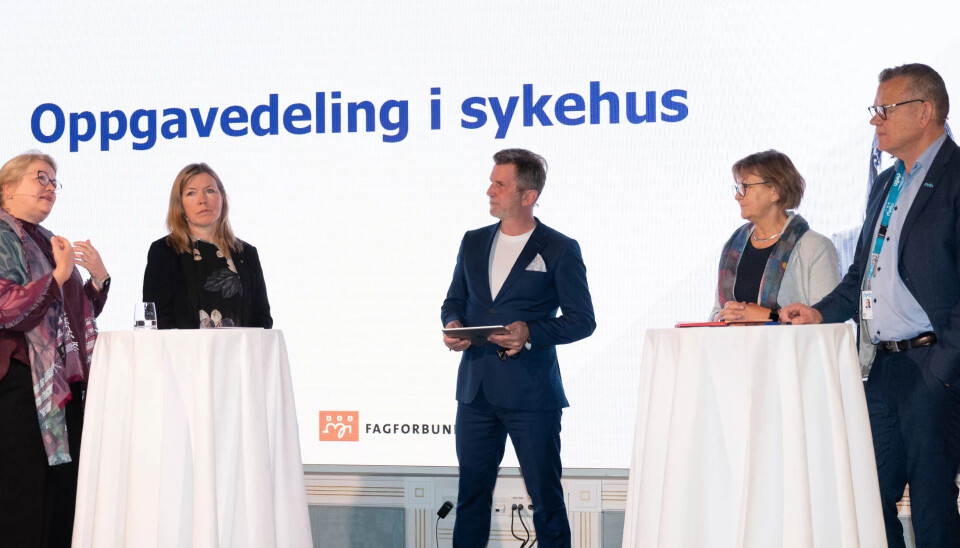 – Det er viktig å se på hele organiseringen, og ikke bare de enkelte vaktplanene for å få kabalen med flere hele stillinger til å gå opp, sa Mette Nord i en kort paneldebatt. Fra v: Inger Cathrine Bryne, utviklingsdirektør i Spekter Anne Turid Wikdahl, debattleder Håkon Haugsbø, Mette Nord og Delta-leder Trond Ellefsen. – Det er viktig å se på hele organiseringen, og ikke bare de enkelte vaktplanene for å få kabalen med flere hele stillinger til å gå opp, sa Mette Nord i en kort paneldebatt. Fra v: Inger Cathrine Bryne, utviklingsdirektør i Spekter Anne Turid Wikdahl, debattleder Håkon Haugsbø, Mette Nord og Delta-leder Trond Ellefsen.