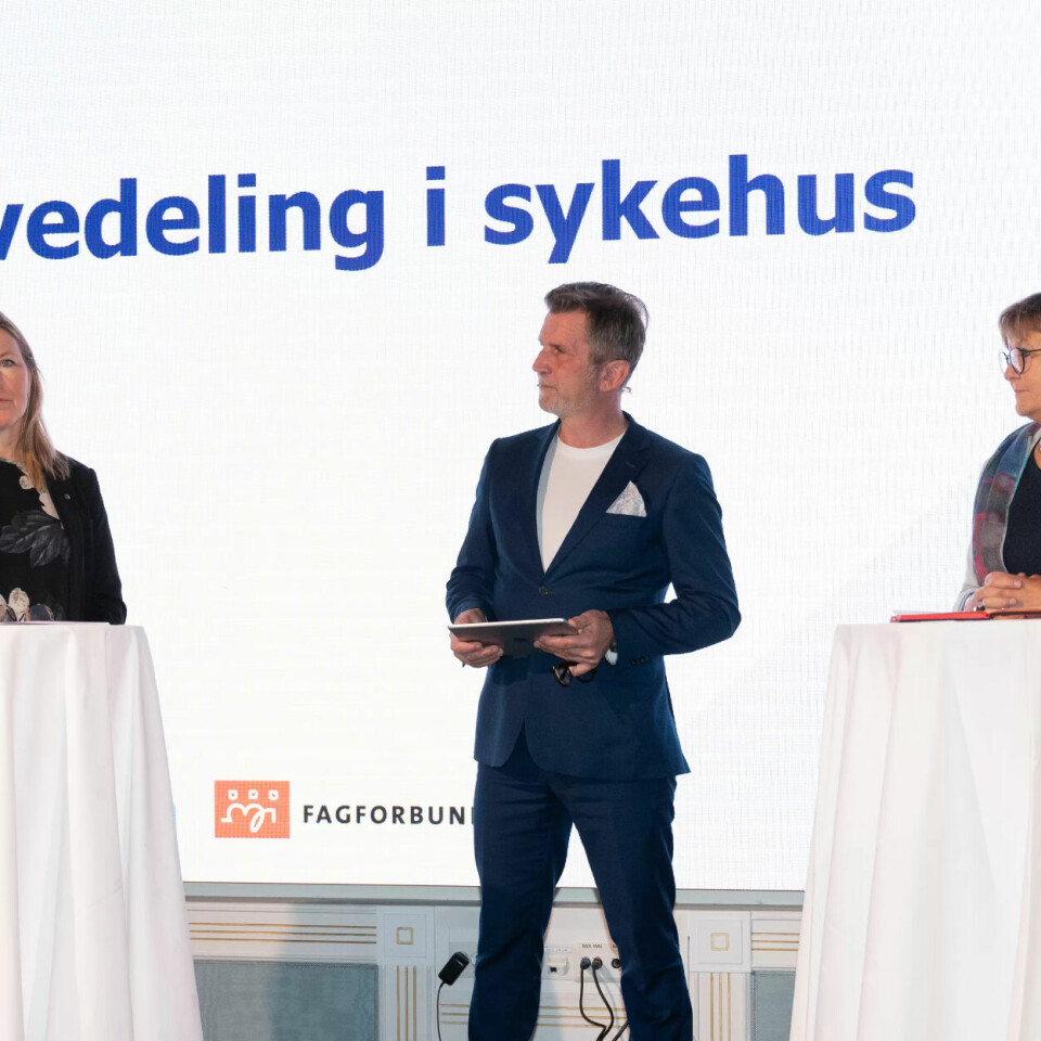 – Det er viktig å se på hele organiseringen, og ikke bare de enkelte vaktplanene for å få kabalen med flere hele stillinger til å gå opp, sa Mette Nord i en kort paneldebatt. Fra v: Inger Cathrine Bryne, utviklingsdirektør i Spekter Anne Turid Wikdahl, debattleder Håkon Haugsbø, Mette Nord og Delta-leder Trond Ellefsen. – Det er viktig å se på hele organiseringen, og ikke bare de enkelte vaktplanene for å få kabalen med flere hele stillinger til å gå opp, sa Mette Nord i en kort paneldebatt. Fra v: Inger Cathrine Bryne, utviklingsdirektør i Spekter Anne Turid Wikdahl, debattleder Håkon Haugsbø, Mette Nord og Delta-leder Trond Ellefsen.