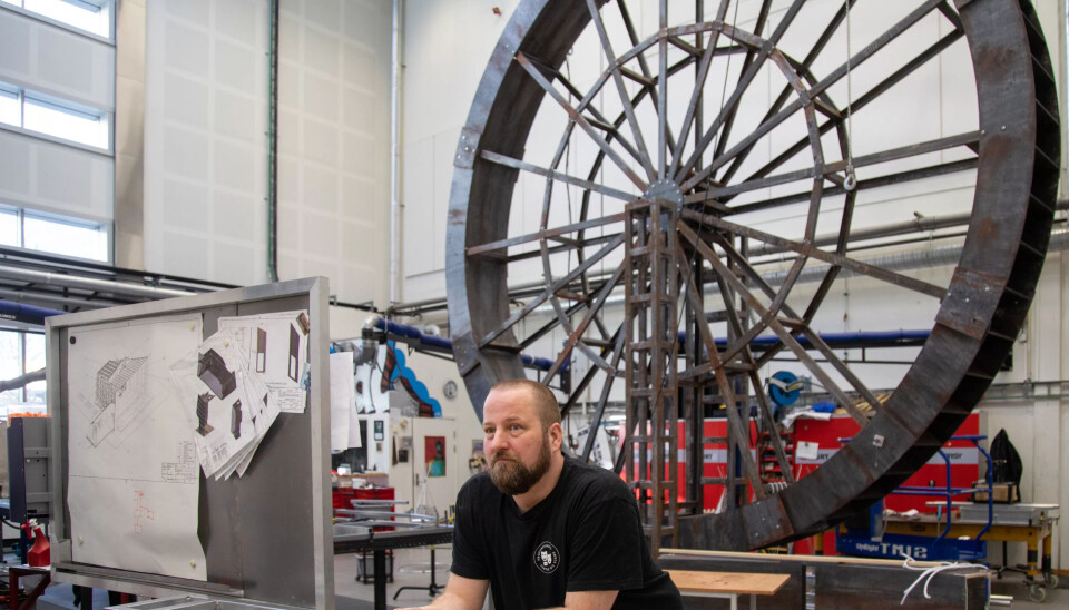 TAKHØYDE: Et romslig snekkerveksted kommer godt med når Mats Haaskjold Sætre og hans arbeidslag lager møllehjul og andre store kulisser. TAKHØYDE: Et romslig snekkerveksted kommer godt med når Mats Haaskjold Sætre og hans arbeidslag lager møllehjul og andre store kulisser.