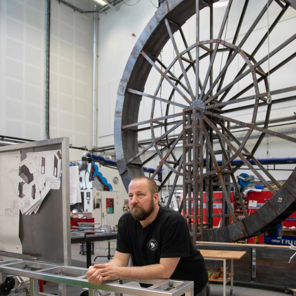 TAKHØYDE: Et romslig snekkerveksted kommer godt med når Mats Haaskjold Sætre og hans arbeidslag lager møllehjul og andre store kulisser. TAKHØYDE: Et romslig snekkerveksted kommer godt med når Mats Haaskjold Sætre og hans arbeidslag lager møllehjul og andre store kulisser.