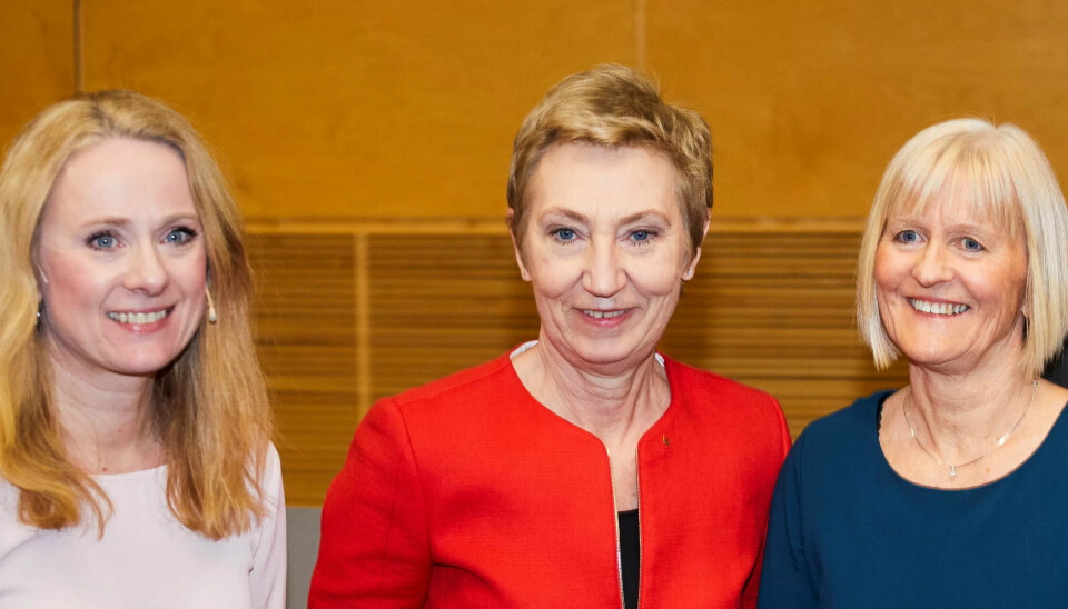 PRESENTASJON: Partene presenterte forslaget til ny offentlig tjenestepensjon, som nå skal ut på uravstemning. Fra venstre arbeids- og sosialminister Anniken Hauglie og LO-nestleder Peggy Hessen Følsvik PRESENTASJON: Partene presenterte forslaget til ny offentlig tjenestepensjon, som nå skal ut på uravstemning. Fra venstre arbeids- og sosialminister Anniken Hauglie og LO-nestleder Peggy Hessen Følsvik