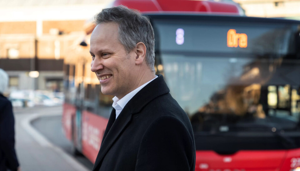 Samferdselsminister Jon-Ivar Nygård sier han følger situasjonen i kollektivtrafikken tett. Her ved en buss i hjembyen Fredrikstad, der han hadde suksess med gratis tilbud i en måned. Samferdselsminister Jon-Ivar Nygård sier han følger situasjonen i kollektivtrafikken tett. Her ved en buss i hjembyen Fredrikstad, der han hadde suksess med gratis tilbud i en måned.