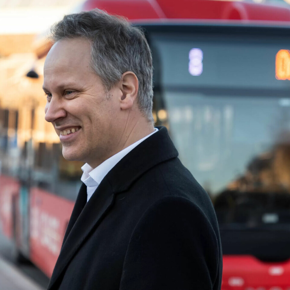Samferdselsminister Jon-Ivar Nygård sier han følger situasjonen i kollektivtrafikken tett. Her ved en buss i hjembyen Fredrikstad, der han hadde suksess med gratis tilbud i en måned. Samferdselsminister Jon-Ivar Nygård sier han følger situasjonen i kollektivtrafikken tett. Her ved en buss i hjembyen Fredrikstad, der han hadde suksess med gratis tilbud i en måned.