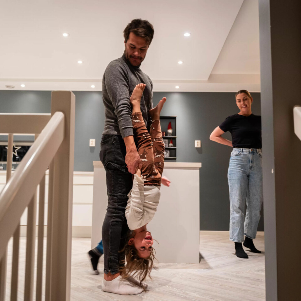 HENGER SAMMEN MED STATUS: Menn som sier de har mer ansvar og status i jobben enn partneren, svarer oftere at partner tar hovedansvaret for å være hjemme med syke barn. HENGER SAMMEN MED STATUS: Menn som sier de har mer ansvar og status i jobben enn partneren, svarer oftere at partner tar hovedansvaret for å være hjemme med syke barn.