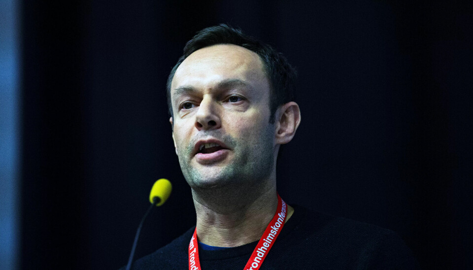 SVs nestleder Torgeir Knag Fylkesnes ønsker å bytte ut styrene i statlige selskaper for å få bukt med lønnsgaloppen hos ledere, men Sp og Ap vil gjøre det på en annen måte. SVs nestleder Torgeir Knag Fylkesnes ønsker å bytte ut styrene i statlige selskaper for å få bukt med lønnsgaloppen hos ledere, men Sp og Ap vil gjøre det på en annen måte.