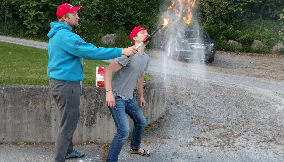 FLAMMESLUKERE: Brødrene Halvard og Aslak Strønen både lærer bort og viser fram flammekunster og sirkuskunster. FLAMMESLUKERE: Brødrene Halvard og Aslak Strønen både lærer bort og viser fram flammekunster og sirkuskunster.