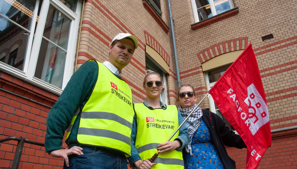URETTFERDIG: Tobias Drevland Lund og Suzanne Elisabeth Mengkrogen med Maren Oddvang fra Fagforbundet Ung i Oslo. De stiller spørsmål ved at direktørene skal heve millionlønninger og ha bunnsolid alderspensjon, og samtidig godta at ansatte med mindre enn 20 prosent stilling ikke opptjener pensjon i det hele tatt. URETTFERDIG: Tobias Drevland Lund og Suzanne Elisabeth Mengkrogen med Maren Oddvang fra Fagforbundet Ung i Oslo. De stiller spørsmål ved at direktørene skal heve millionlønninger og ha bunnsolid alderspensjon, og samtidig godta at ansatte med mindre enn 20 prosent stilling ikke opptjener pensjon i det hele tatt.
