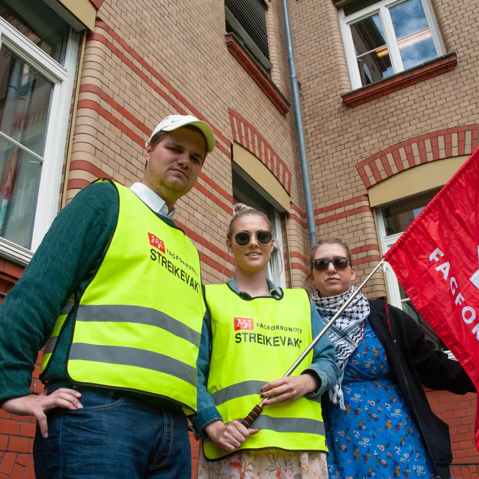 URETTFERDIG: Tobias Drevland Lund og Suzanne Elisabeth Mengkrogen med Maren Oddvang fra Fagforbundet Ung i Oslo. De stiller spørsmål ved at direktørene skal heve millionlønninger og ha bunnsolid alderspensjon, og samtidig godta at ansatte med mindre enn 20 prosent stilling ikke opptjener pensjon i det hele tatt. URETTFERDIG: Tobias Drevland Lund og Suzanne Elisabeth Mengkrogen med Maren Oddvang fra Fagforbundet Ung i Oslo. De stiller spørsmål ved at direktørene skal heve millionlønninger og ha bunnsolid alderspensjon, og samtidig godta at ansatte med mindre enn 20 prosent stilling ikke opptjener pensjon i det hele tatt.