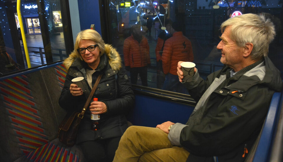 FIKK KAFFE: Ekteparet Nancy og Sverre Jervell tok seg en pause fra juleshoppingen. FIKK KAFFE: Ekteparet Nancy og Sverre Jervell tok seg en pause fra juleshoppingen.