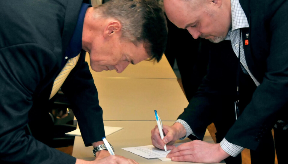 REPRISE I ÅR: For fire år siden signerte Jon H. Stordrange, administrerende direktør i NHO Transport (til venstre) og Dag-Einar Sivertsen, daværende 2. nestleder i Transportarbeiderforbundet bruddprotokollen etter at partene ikke klarte å bli enige om ny bussbransjeavtale. Det kan bli vanskelig å unngå brudd i år også. REPRISE I ÅR: For fire år siden signerte Jon H. Stordrange, administrerende direktør i NHO Transport (til venstre) og Dag-Einar Sivertsen, daværende 2. nestleder i Transportarbeiderforbundet bruddprotokollen etter at partene ikke klarte å bli enige om ny bussbransjeavtale. Det kan bli vanskelig å unngå brudd i år også.