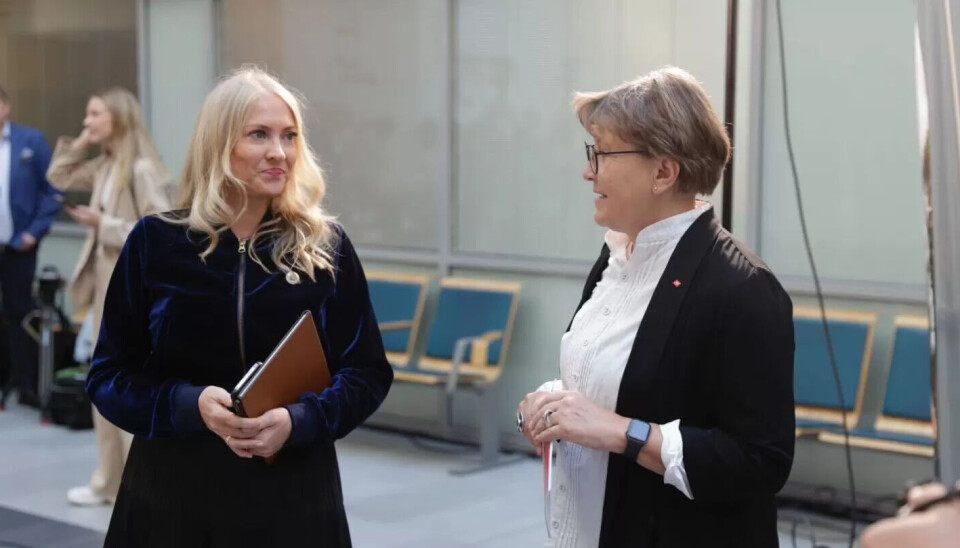 GÅR FOR TREGT: Lill Sverresdatter (t.v) i Norsk Sykepleierforbund mener regjeringen har brukt for lang tid på regelendringer. GÅR FOR TREGT: Lill Sverresdatter (t.v) i Norsk Sykepleierforbund mener regjeringen har brukt for lang tid på regelendringer.