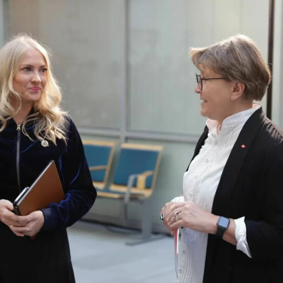 GÅR FOR TREGT: Lill Sverresdatter (t.v) i Norsk Sykepleierforbund mener regjeringen har brukt for lang tid på regelendringer. GÅR FOR TREGT: Lill Sverresdatter (t.v) i Norsk Sykepleierforbund mener regjeringen har brukt for lang tid på regelendringer.