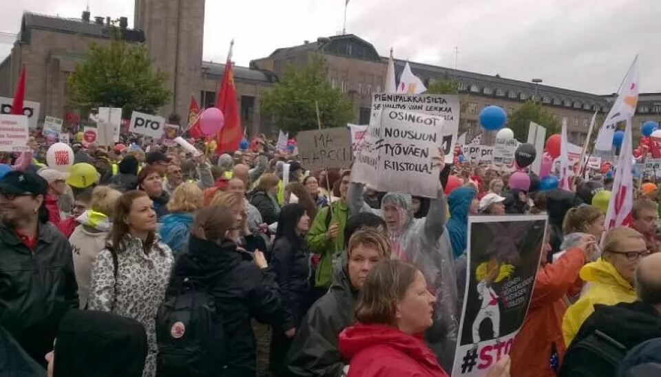 Mer enn 30.000 personer deltok i demonstrasjonen på Järnvägstorget i Helsingfors. Mer enn 30.000 personer deltok i demonstrasjonen på Järnvägstorget i Helsingfors.