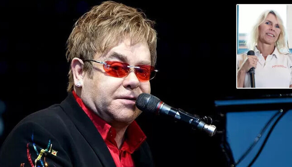 DAMPET: Marthe og en kollega ble plutselig ble bedt om å pakke ut og dampe klærne Elton John skulle bruke på scenen. DAMPET: Marthe og en kollega ble plutselig ble bedt om å pakke ut og dampe klærne Elton John skulle bruke på scenen.