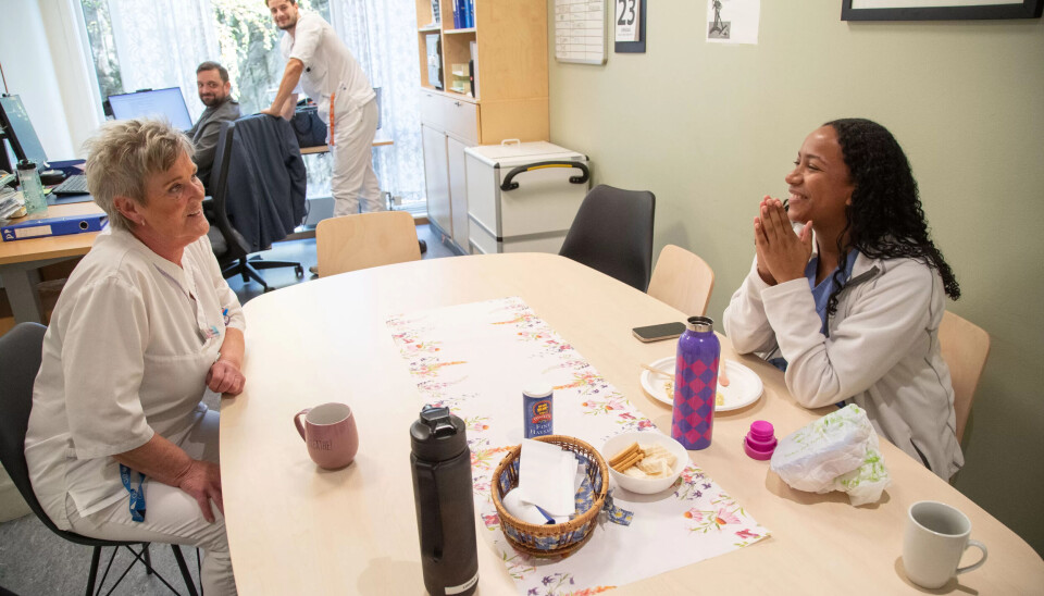 GOD STEMNING: Det er en stabil gjeng ansatte på rusavdelingen. Her er Ellen-Mari med kollegene Robbie, Luka og Hannah. GOD STEMNING: Det er en stabil gjeng ansatte på rusavdelingen. Her er Ellen-Mari med kollegene Robbie, Luka og Hannah.