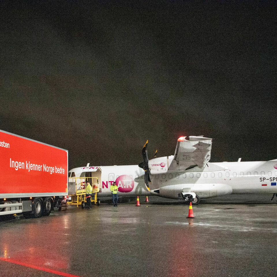 SprintAir er innleid av Posten Bring for å utføre flyfrakt av post, gods og pakker. Piloter i selskapet har stått frem anonymt i media og fortalt om bekymringsverdige arbeidsforhold. Selskapets norske talsmann avviser kritikken. Her lastes et SprintAir-fly på Oslo Lufthavn Gardermoen. SprintAir er innleid av Posten Bring for å utføre flyfrakt av post, gods og pakker. Piloter i selskapet har stått frem anonymt i media og fortalt om bekymringsverdige arbeidsforhold. Selskapets norske talsmann avviser kritikken. Her lastes et SprintAir-fly på Oslo Lufthavn Gardermoen.