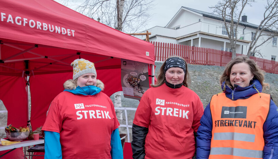 STILLER OPP: Flere Fagforbundet-medlemmer fra nabokommuner har stilt opp som streikevakter, ved Elvebakken barnehage i Inderøy i Trøndelag. Fra venstre: Streikende barne- og ungdomsarbeider Ingrid Hangmark, leder av Fagforbundet Inderøy, Bente Pedersen og streikende barne- og ungdomsarbeider Camilla Anshus. STILLER OPP: Flere Fagforbundet-medlemmer fra nabokommuner har stilt opp som streikevakter, ved Elvebakken barnehage i Inderøy i Trøndelag. Fra venstre: Streikende barne- og ungdomsarbeider Ingrid Hangmark, leder av Fagforbundet Inderøy, Bente Pedersen og streikende barne- og ungdomsarbeider Camilla Anshus.