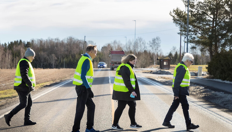 FARLIG VEI: Her stopper bilene nødig, så Rosita Eliassen har skaffet refleksvest til alle som skal over veien. FARLIG VEI: Her stopper bilene nødig, så Rosita Eliassen har skaffet refleksvest til alle som skal over veien.