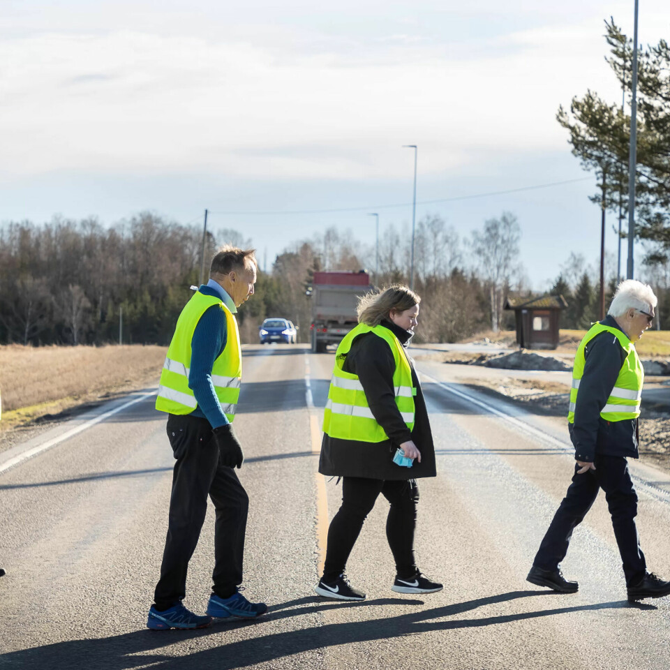 FARLIG VEI: Her stopper bilene nødig, så Rosita Eliassen har skaffet refleksvest til alle som skal over veien. FARLIG VEI: Her stopper bilene nødig, så Rosita Eliassen har skaffet refleksvest til alle som skal over veien.