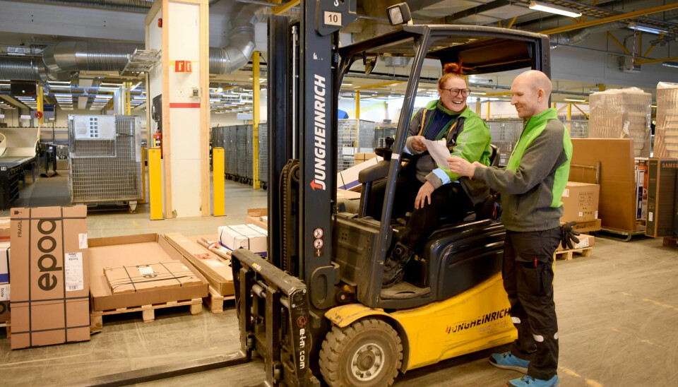 ALLE FÅR 4680: Det er oppnådd enighet i det aller første lokale lønnsforhandlingene i Bring Home Delivery AS. Her Emma Ihler og Hans Sivertsen som jobber med Bring Home Delivery-avdelingen på Hamar-terminalen. (arkivfoto) ALLE FÅR 4680: Det er oppnådd enighet i det aller første lokale lønnsforhandlingene i Bring Home Delivery AS. Her Emma Ihler og Hans Sivertsen som jobber med Bring Home Delivery-avdelingen på Hamar-terminalen. (arkivfoto)