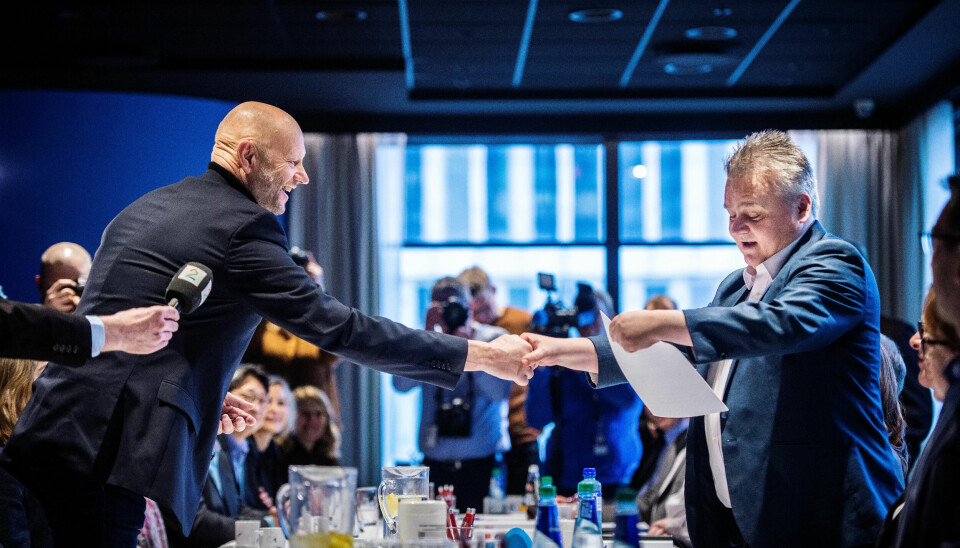 Hovedoppgjøret i 2020: Jørn Eggum (Fellesforbundet) og Stein Lier-Hansen (Norsk Industri) overleverer permene med krav og motkrav til hverandre. Hovedoppgjøret i 2020: Jørn Eggum (Fellesforbundet) og Stein Lier-Hansen (Norsk Industri) overleverer permene med krav og motkrav til hverandre.
