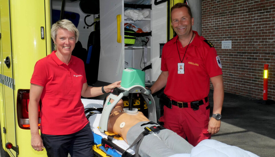 Leder i yrkesseksjon Helse og Sosial, Fagforbundet Agder, Christin Ø. Haslestad og klinikktillitsvalgt Lars Vereide er storfornøyde med å få hjertekompresjonsmaskiner i ambulansene i regionen. Men mener dette må bli offentlig finansiert standard utstyr. Leder i yrkesseksjon Helse og Sosial, Fagforbundet Agder, Christin Ø. Haslestad og klinikktillitsvalgt Lars Vereide er storfornøyde med å få hjertekompresjonsmaskiner i ambulansene i regionen. Men mener dette må bli offentlig finansiert standard utstyr.