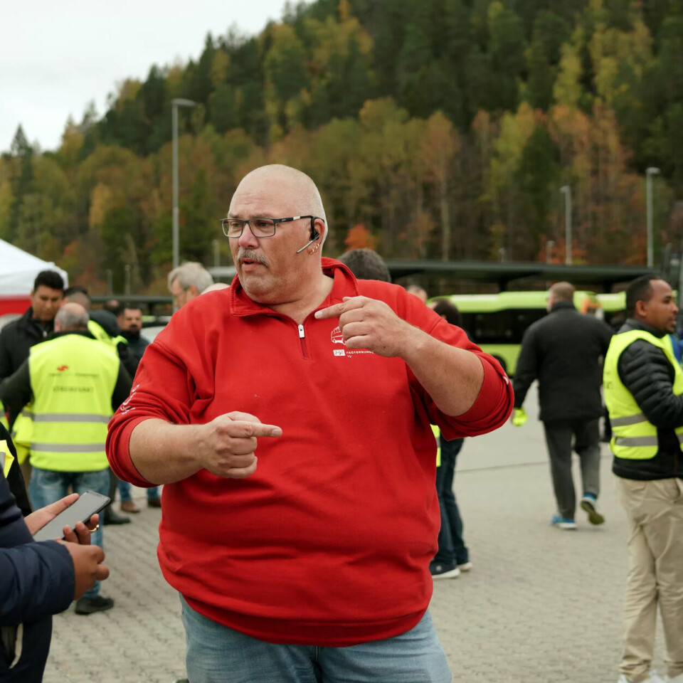 STØTTER OSS: Folk felst støtter streiken, fastslår streikeleder Kenneth Bekkenes (i midten). STØTTER OSS: Folk felst støtter streiken, fastslår streikeleder Kenneth Bekkenes (i midten).