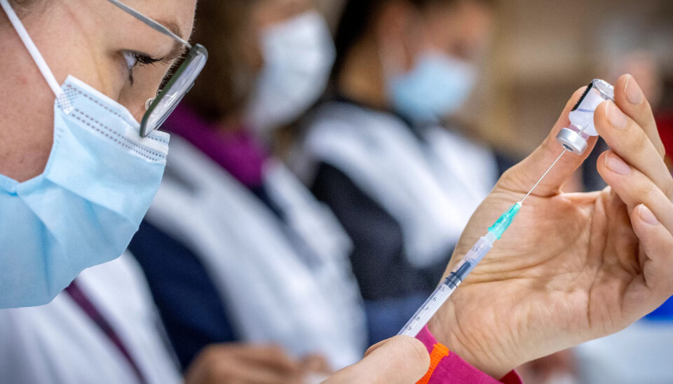 FÅR FØLGER: Om ansatte i Porsgrunn kommune takker nei til vaksinen mot korona, kan det få konsekvenser for arbeidet. På bildet fyller en sykepleier fra Bærum kommune sprøyter med Pfizer-vaksine mot koronavirus. FÅR FØLGER: Om ansatte i Porsgrunn kommune takker nei til vaksinen mot korona, kan det få konsekvenser for arbeidet. På bildet fyller en sykepleier fra Bærum kommune sprøyter med Pfizer-vaksine mot koronavirus.