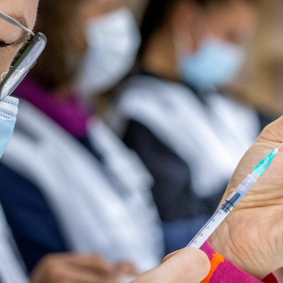 FÅR FØLGER: Om ansatte i Porsgrunn kommune takker nei til vaksinen mot korona, kan det få konsekvenser for arbeidet. På bildet fyller en sykepleier fra Bærum kommune sprøyter med Pfizer-vaksine mot koronavirus. FÅR FØLGER: Om ansatte i Porsgrunn kommune takker nei til vaksinen mot korona, kan det få konsekvenser for arbeidet. På bildet fyller en sykepleier fra Bærum kommune sprøyter med Pfizer-vaksine mot koronavirus.