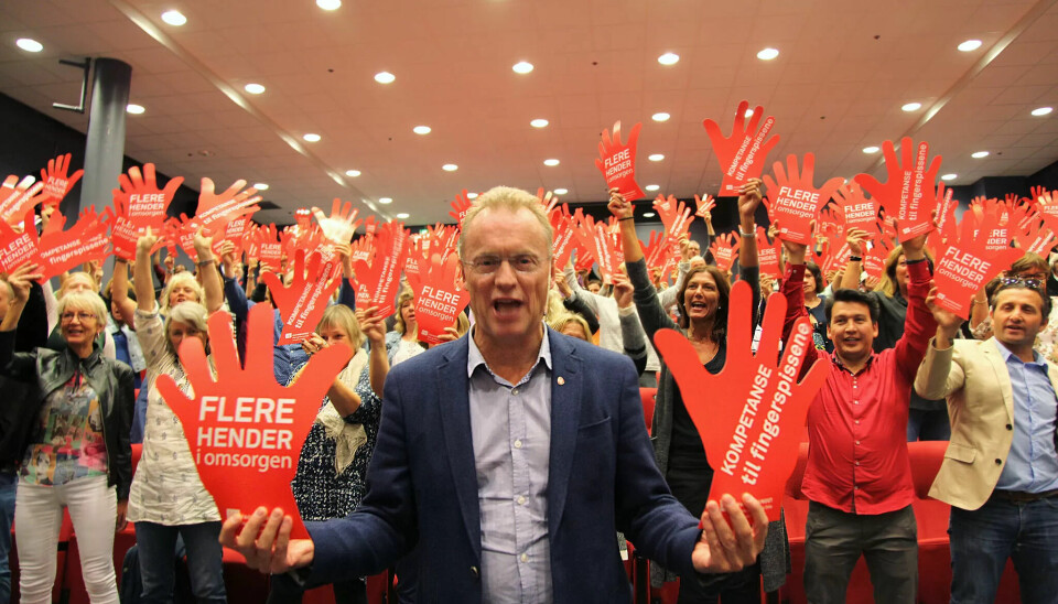 HÅNDSREKNING: Raymond Johansen lover flere hender, og sier nei til konkurranseutsetting av sykehjem. HÅNDSREKNING: Raymond Johansen lover flere hender, og sier nei til konkurranseutsetting av sykehjem.