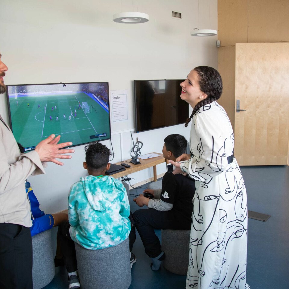 ETTER SKOLETID: Spill er et populært tilbud når elevene kommer fra skolen, forteller miljøkoordinator Leo Gabrielsen på Grorud skole og leder Amal Salhi. ETTER SKOLETID: Spill er et populært tilbud når elevene kommer fra skolen, forteller miljøkoordinator Leo Gabrielsen på Grorud skole og leder Amal Salhi.