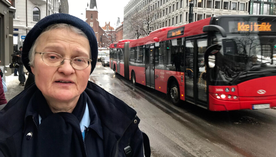 KALDT: - Vi har lært å kle oss godt i vinter. Klubbleder Marit Sauge har mellom ti og 13 grader i kupeen underveis i ruta. KALDT: - Vi har lært å kle oss godt i vinter. Klubbleder Marit Sauge har mellom ti og 13 grader i kupeen underveis i ruta.