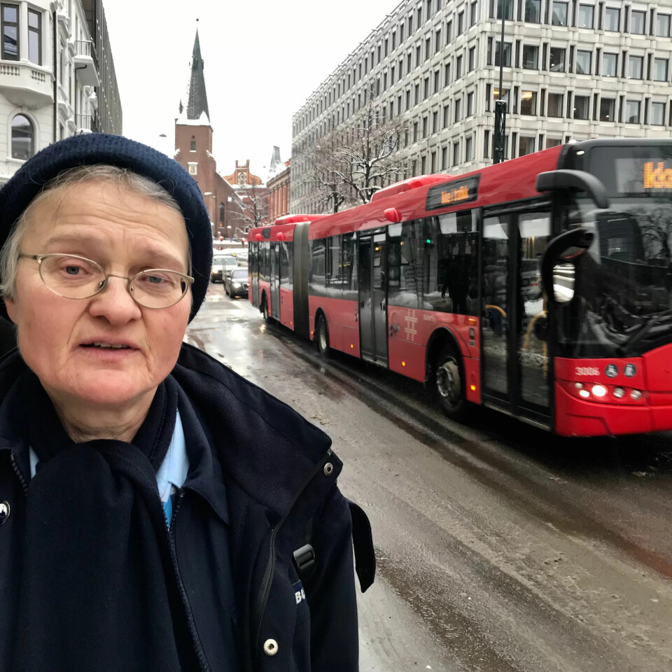 KALDT: - Vi har lært å kle oss godt i vinter. Klubbleder Marit Sauge har mellom ti og 13 grader i kupeen underveis i ruta. KALDT: - Vi har lært å kle oss godt i vinter. Klubbleder Marit Sauge har mellom ti og 13 grader i kupeen underveis i ruta.