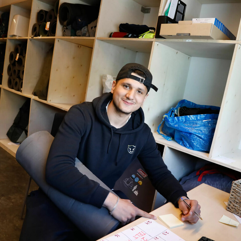 FRIVILLIG: Umut Gürbüz har vært mye på Ammerudklubben. Nå hjelper han til med ulike oppgaver, som å låne ut utstyr. FRIVILLIG: Umut Gürbüz har vært mye på Ammerudklubben. Nå hjelper han til med ulike oppgaver, som å låne ut utstyr.