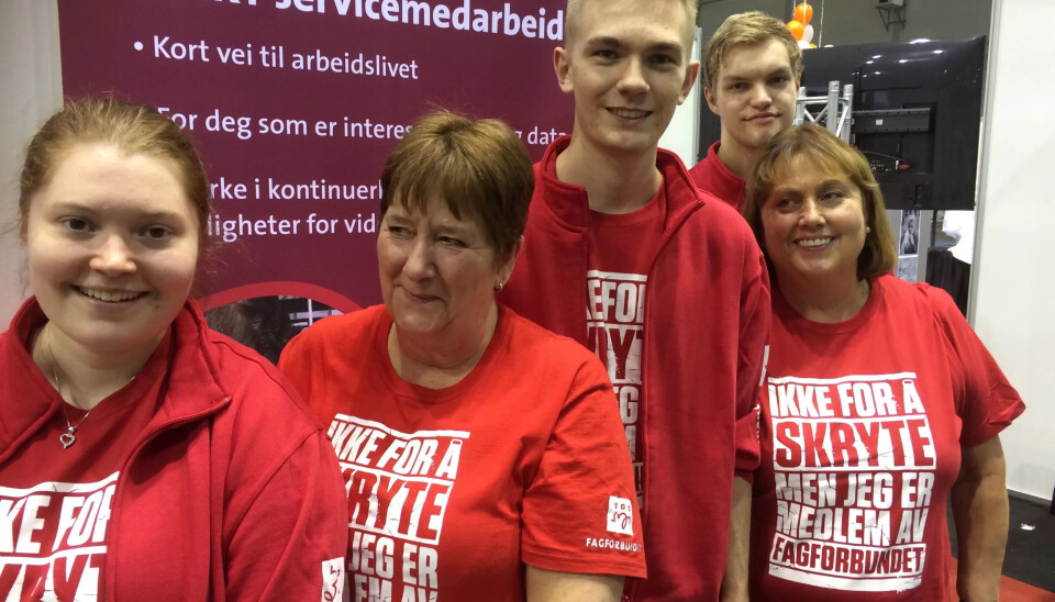 FORNØYD MED OPPMØTET: Fagforbundets stand for IKT-servicefaget var godt besøkt. Fra venstre lærling Anja Helen Isvik, Liv Eriksen Eide, leder av SKA Hordaland, lærling Tom André Forfod, lærling Christer Gjerde og rådgiver Kari Granlund fra seksjonsadministrasjonen i Fagforbundet. FORNØYD MED OPPMØTET: Fagforbundets stand for IKT-servicefaget var godt besøkt. Fra venstre lærling Anja Helen Isvik, Liv Eriksen Eide, leder av SKA Hordaland, lærling Tom André Forfod, lærling Christer Gjerde og rådgiver Kari Granlund fra seksjonsadministrasjonen i Fagforbundet.