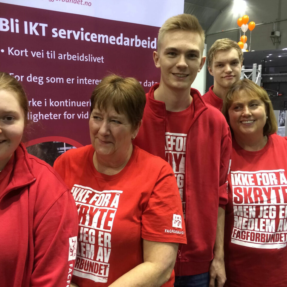 FORNØYD MED OPPMØTET: Fagforbundets stand for IKT-servicefaget var godt besøkt. Fra venstre lærling Anja Helen Isvik, Liv Eriksen Eide, leder av SKA Hordaland, lærling Tom André Forfod, lærling Christer Gjerde og rådgiver Kari Granlund fra seksjonsadministrasjonen i Fagforbundet. FORNØYD MED OPPMØTET: Fagforbundets stand for IKT-servicefaget var godt besøkt. Fra venstre lærling Anja Helen Isvik, Liv Eriksen Eide, leder av SKA Hordaland, lærling Tom André Forfod, lærling Christer Gjerde og rådgiver Kari Granlund fra seksjonsadministrasjonen i Fagforbundet.