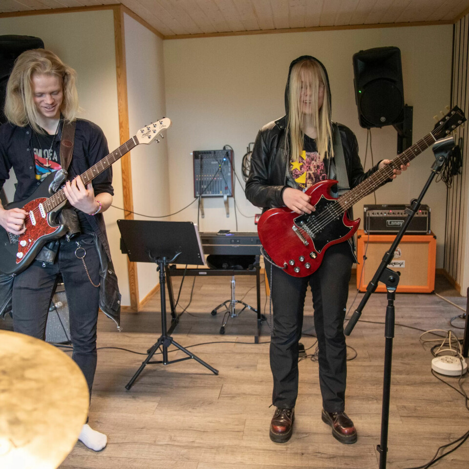 GITARISTER: For Åmund Velle og Ida Krok Nielsen betyr Fyrhuset musikkverksted mye. Her øver de med sine band Ståpels og Sceneskrekk og får gitartimer. – Det er et fint miljø med snille lærere, sier de to. GITARISTER: For Åmund Velle og Ida Krok Nielsen betyr Fyrhuset musikkverksted mye. Her øver de med sine band Ståpels og Sceneskrekk og får gitartimer. – Det er et fint miljø med snille lærere, sier de to.