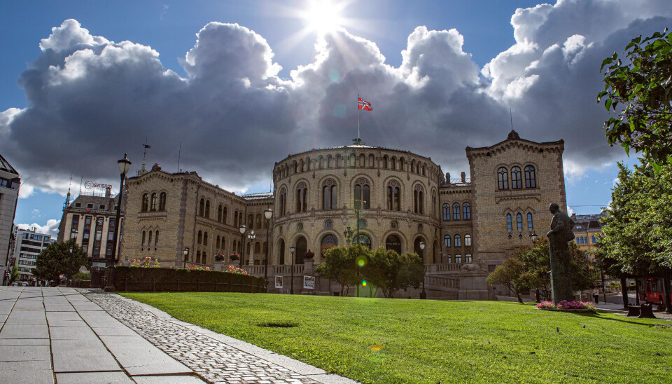 I DET BLÅ: Vedtaket om en forpliktende opptrappingsplan med 1000 nye studieplasser årlig over fem år er ikke fulgt opp i regjeringens forslag til statsbudsjett for 2021, mener opposisjonen. I DET BLÅ: Vedtaket om en forpliktende opptrappingsplan med 1000 nye studieplasser årlig over fem år er ikke fulgt opp i regjeringens forslag til statsbudsjett for 2021, mener opposisjonen.