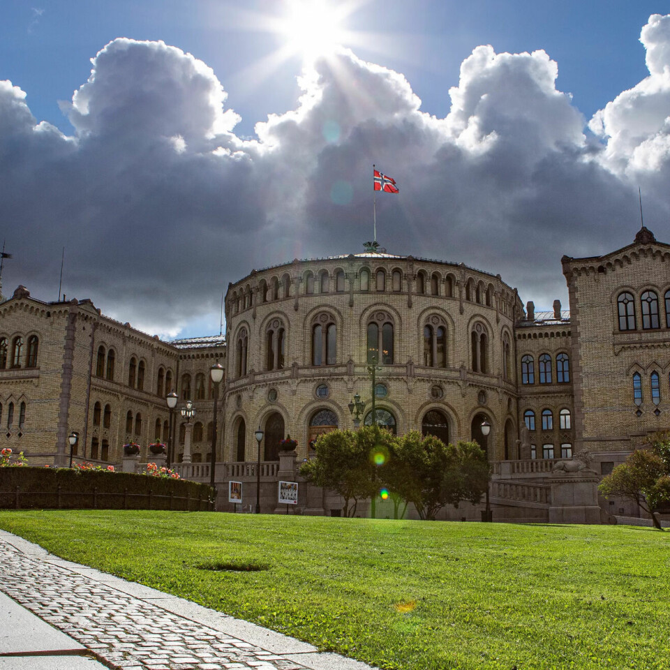 I DET BLÅ: Vedtaket om en forpliktende opptrappingsplan med 1000 nye studieplasser årlig over fem år er ikke fulgt opp i regjeringens forslag til statsbudsjett for 2021, mener opposisjonen. I DET BLÅ: Vedtaket om en forpliktende opptrappingsplan med 1000 nye studieplasser årlig over fem år er ikke fulgt opp i regjeringens forslag til statsbudsjett for 2021, mener opposisjonen.