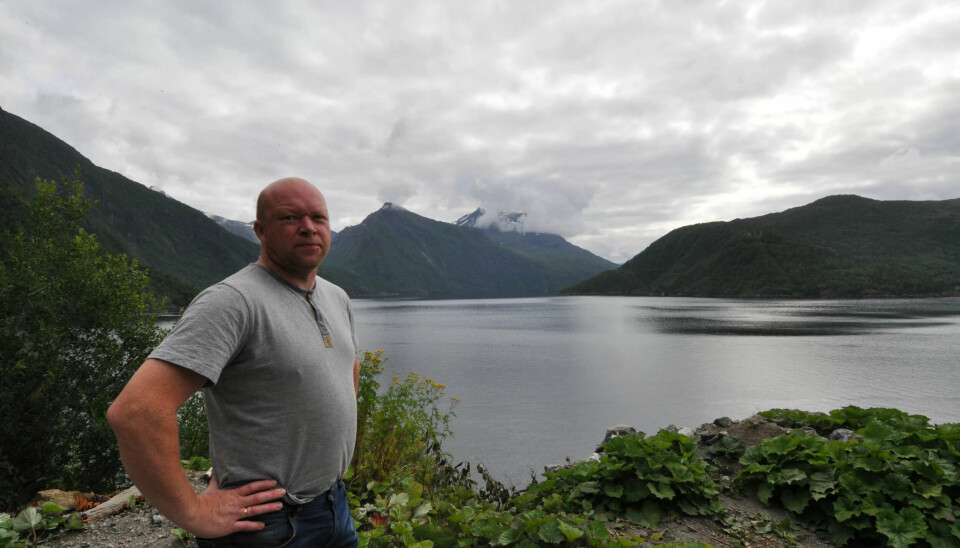 STRIDENS KJERNE: Innerst i denne fjordarmen kuttet departementet av fjordbunnen og la kraftverket til nye Hamarøy kommune. Ordfører Tor Asgeir Johansen i Tysfjord frykter for framtidig naboskap. STRIDENS KJERNE: Innerst i denne fjordarmen kuttet departementet av fjordbunnen og la kraftverket til nye Hamarøy kommune. Ordfører Tor Asgeir Johansen i Tysfjord frykter for framtidig naboskap.