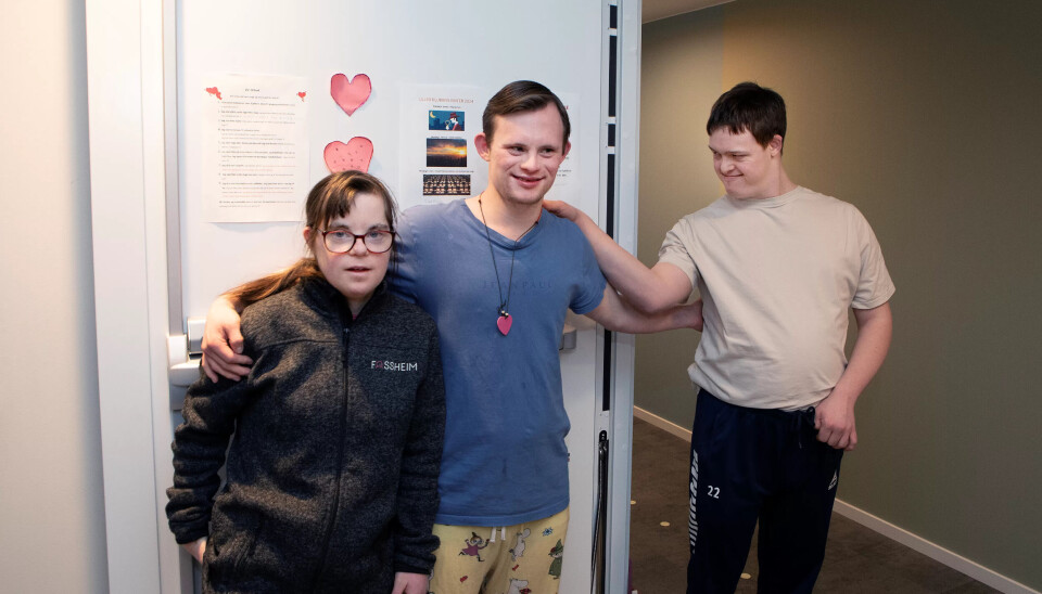 Venner og naboer: Siri Bakli, Tim Lunaas Heggelund og Helga Gløtta venter på at dagens middag skal bli helt ferdig. De har hver sin leilighet, men også felleskjøkken og fellesstue. Venner og naboer: Siri Bakli, Tim Lunaas Heggelund og Helga Gløtta venter på at dagens middag skal bli helt ferdig. De har hver sin leilighet, men også felleskjøkken og fellesstue.