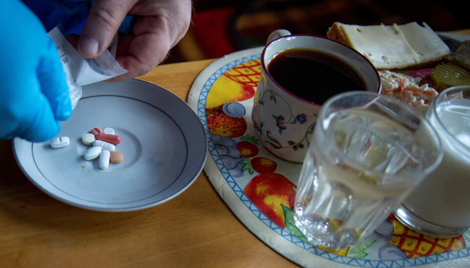 Medisiner, mat, prat og stell er sentrale oppgaver for hjelpepleieren. Medisiner, mat, prat og stell er sentrale oppgaver for hjelpepleieren.