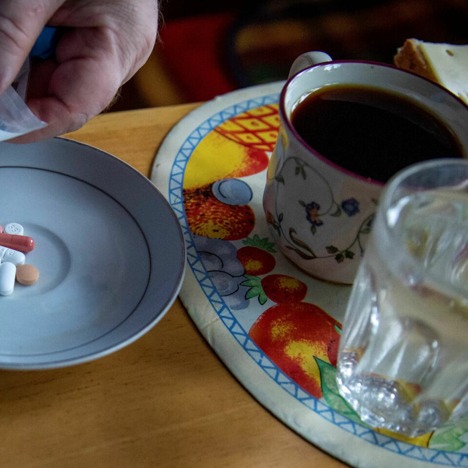 Medisiner, mat, prat og stell er sentrale oppgaver for hjelpepleieren. Medisiner, mat, prat og stell er sentrale oppgaver for hjelpepleieren.