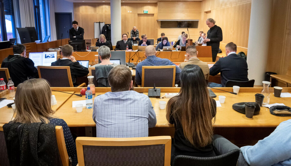 OSLO TINGRETT: Tre av saksøkerne med ryggen til i Oslo tingrett under administrerende direktør i Stendi, Erik Sandøy, sin forklaring. OSLO TINGRETT: Tre av saksøkerne med ryggen til i Oslo tingrett under administrerende direktør i Stendi, Erik Sandøy, sin forklaring.